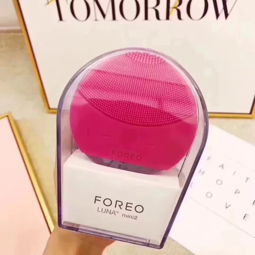 Foreo Mini 2 Facial Cleansing Brush-Fushia